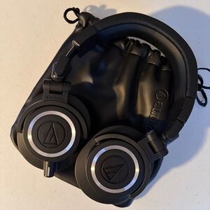 Audio-Technica ATH-M50x Closed-Back Monitor Headphones (Black)
